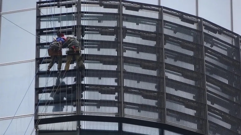 Профилактические работы медиафасадов